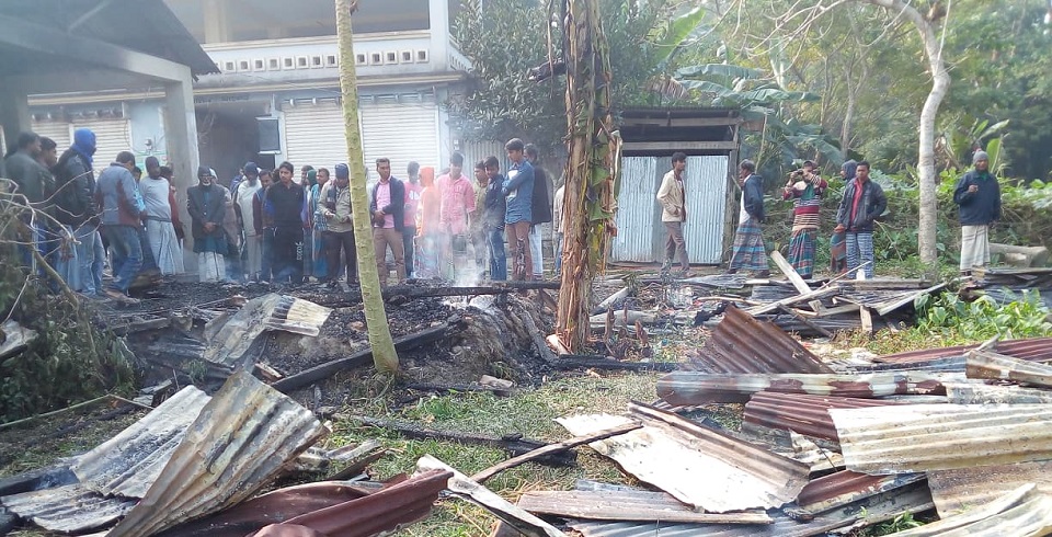 পটুয়াখালীতে নৌকার নির্বাচনী ক্যাম্পে আগুন