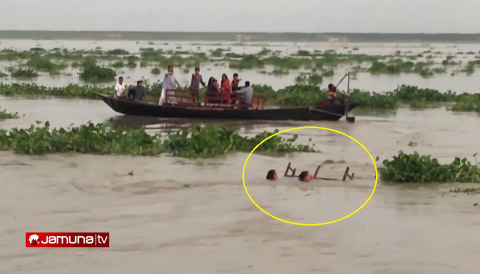 একটি কাঠের বেঞ্চ বাঁচিয়ে দিল পদ্মায় ডুবতে থাকা দুই নারীকে
