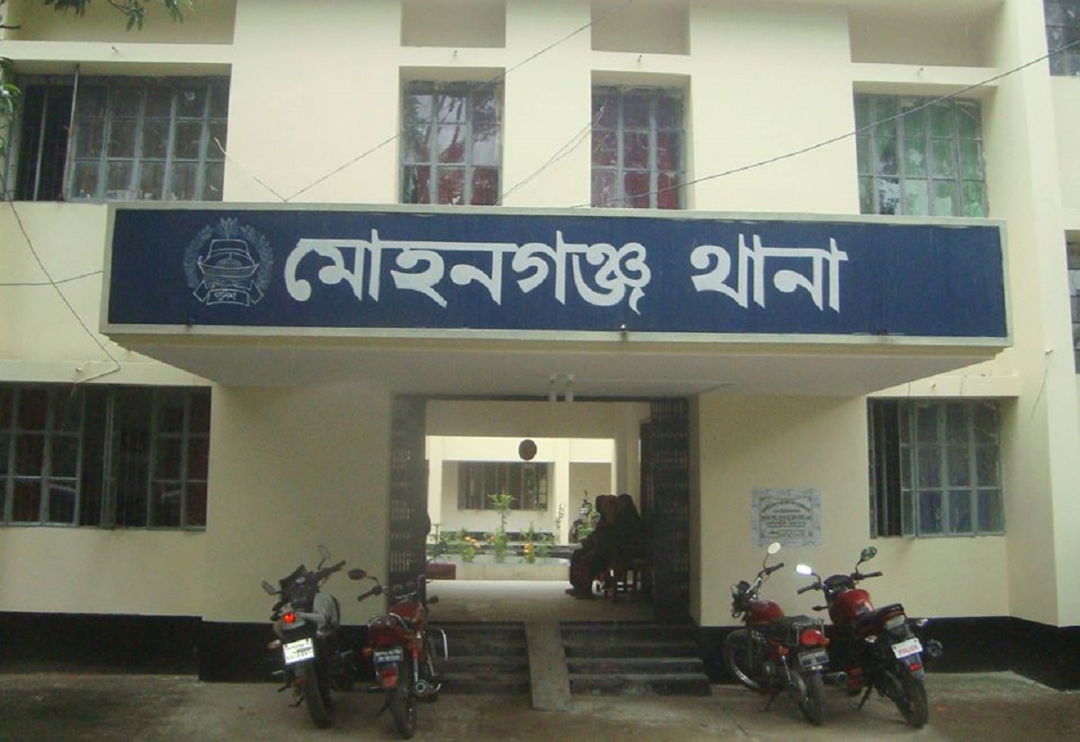 অস্ত্রের ভয় দেখিয়ে স্কুলছাত্রীকে ধর্ষণ