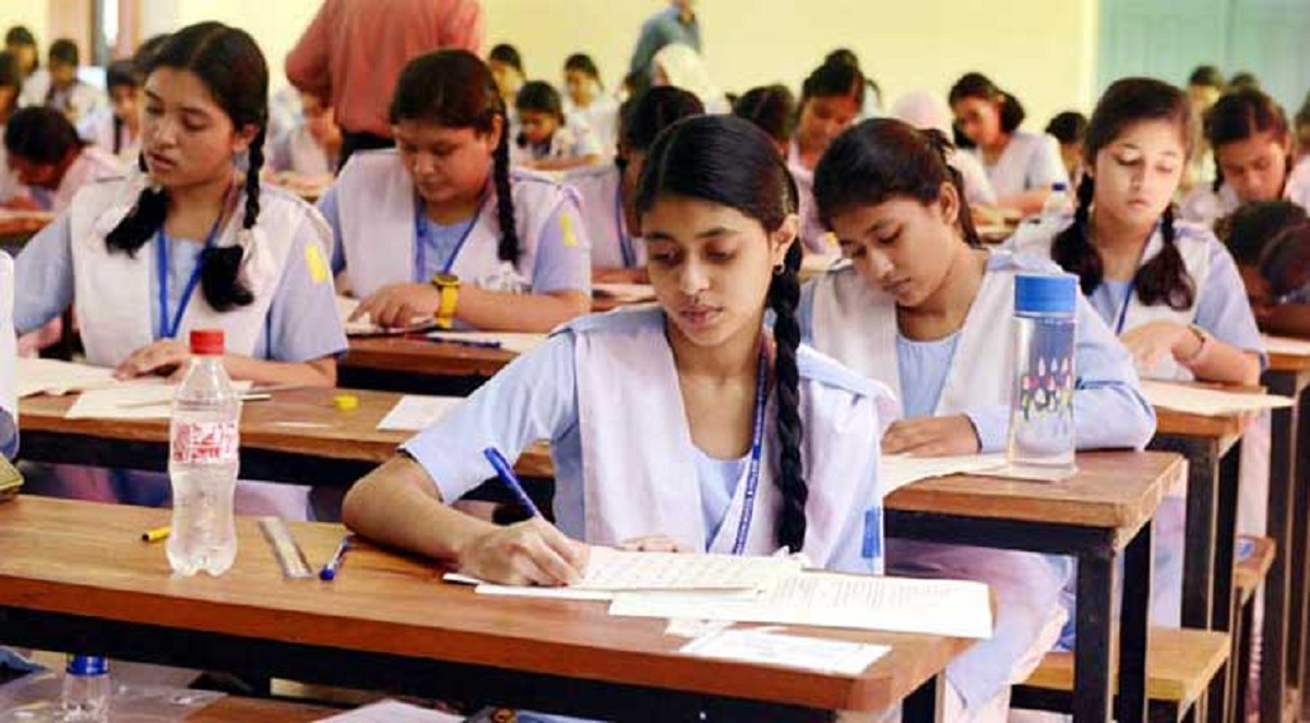 করোনার ঝুঁকি এড়াতে এইচএসসি ও সমমানের পরীক্ষা স্থগিত