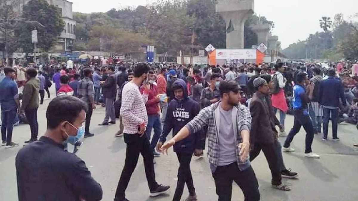 চার দফা দাবিতে শাহবাগ মোড় অবরোধ পলিটেকনিক শিক্ষার্থীদের