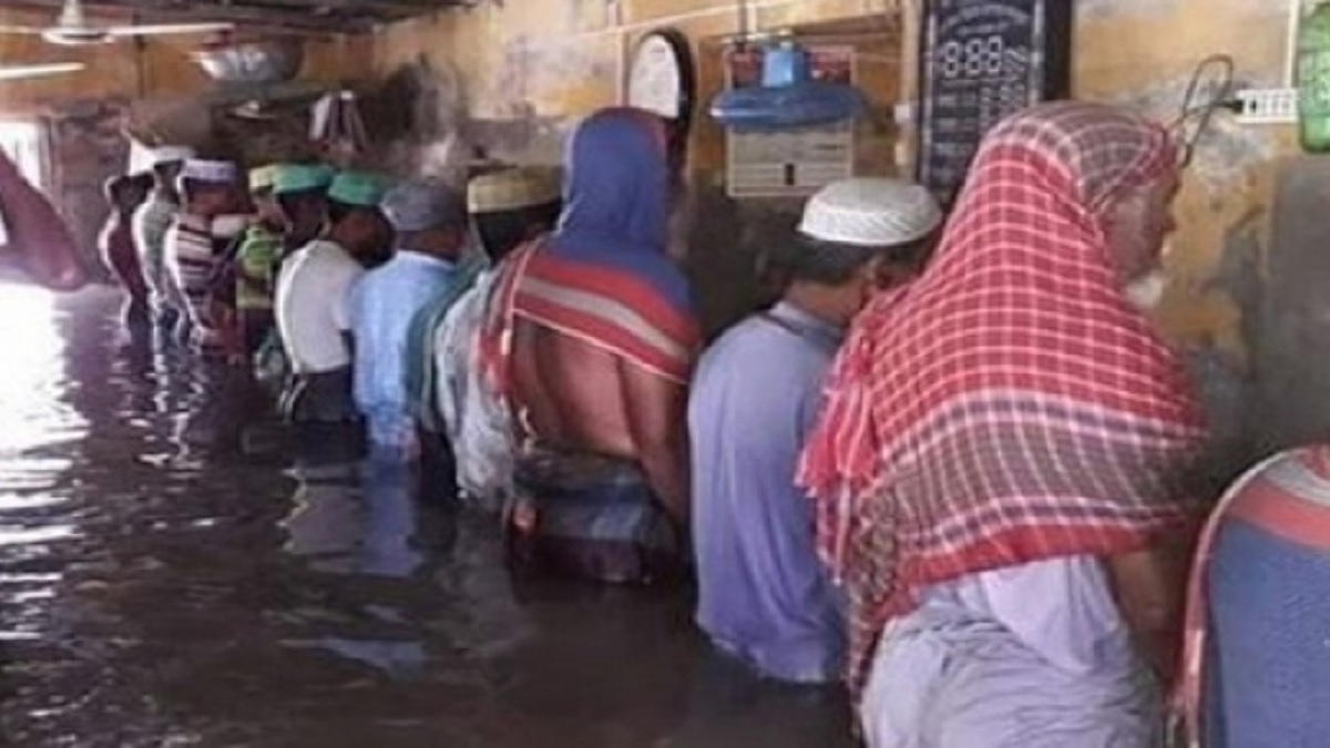 পানিতে দাঁড়িয়ে জুমার নামাজ পড়লো জলমগ্ন সাতক্ষীরার মানুষ