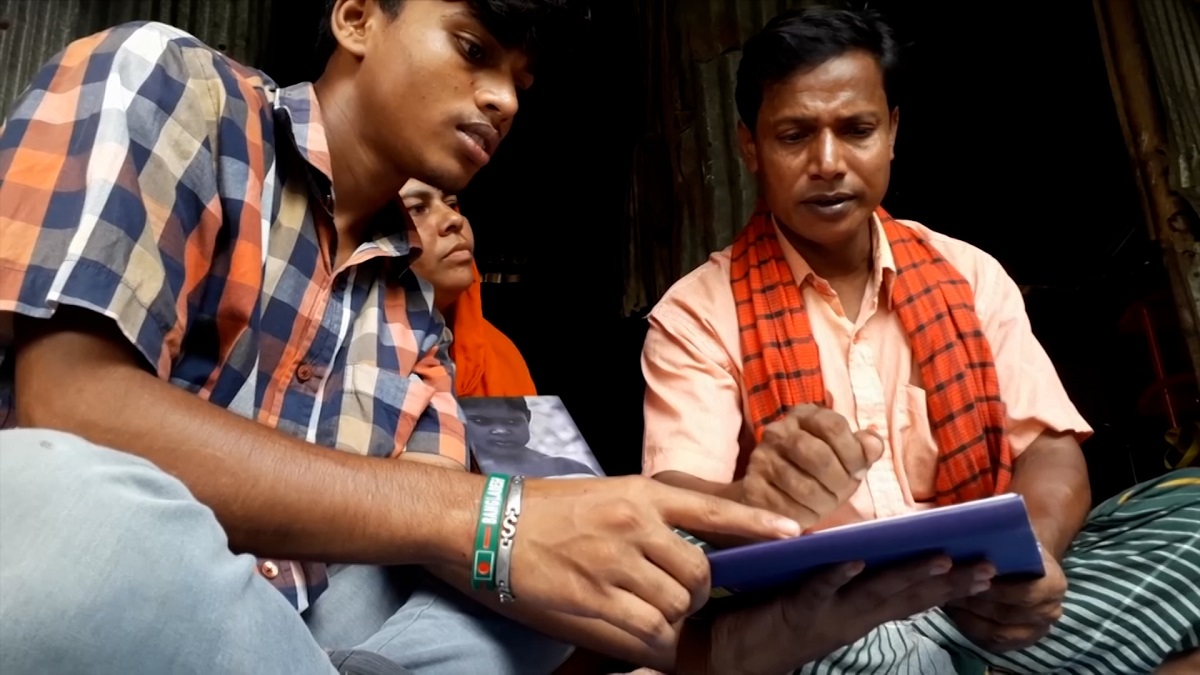 বালুশ্রমিক গুলজার লিখেছেন ২৪০০'র বেশি কবিতা, প্রবন্ধ
