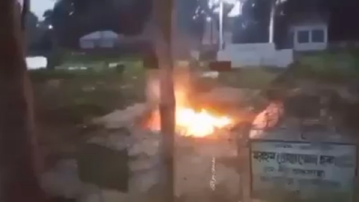 টিকটক করতে কবরে আগুন, অভিযুক্তদের খুঁজছে পুলিশ
