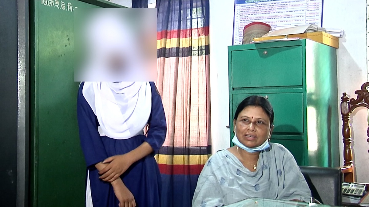 সনাতন ধর্মাবলম্বী ছাত্রীকে বাধ্য করা হয়নি, শখ করে বোরকা পরেছিল সে
