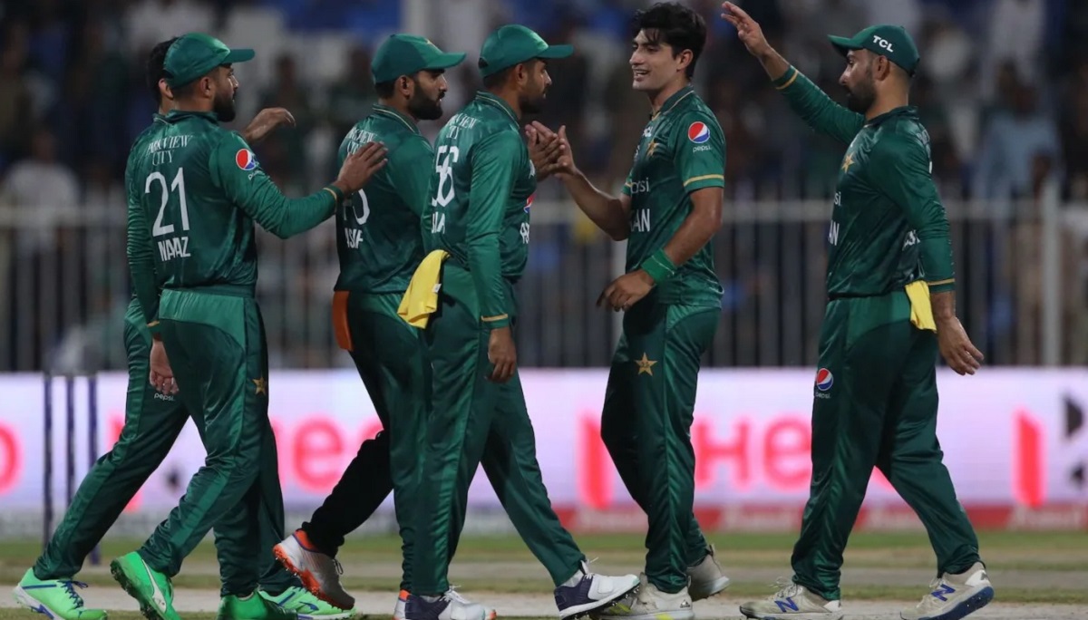 চমক রেখে ১৫ সদস্যের বিশ্বকাপ দল ঘোষণা করলো পাকিস্তান