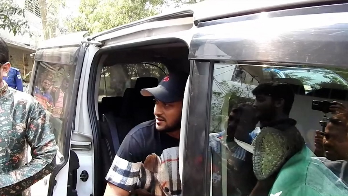হেলিকপ্টারে তাসকিন-সোহানকে নিয়ে নিজ বাড়ি মাগুরায় গেলেন সাকিব