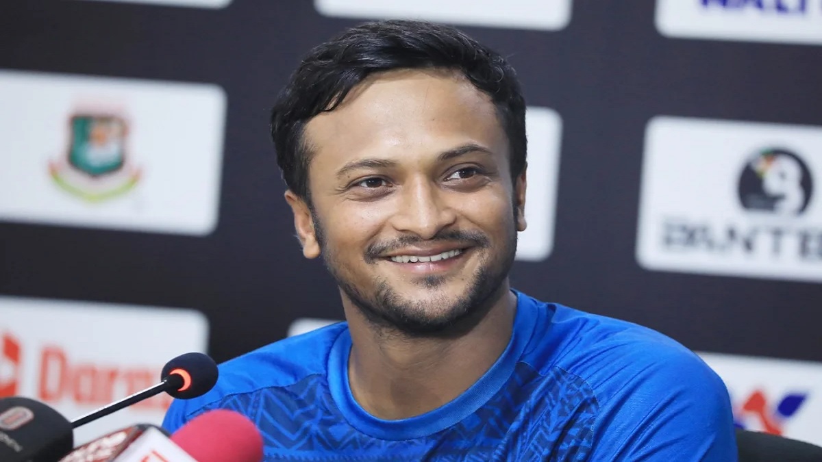 নতুন রেকর্ড গড়ে শীর্ষে সাকিব