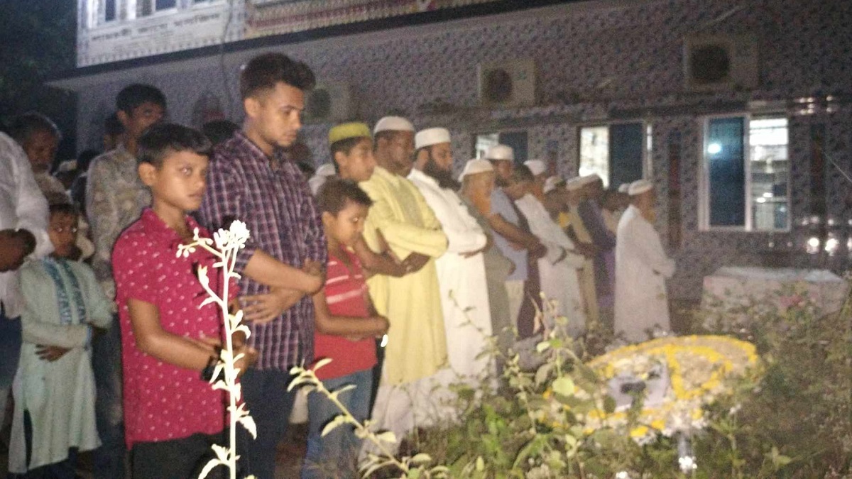মায়ের পাশে সমাহিত হুমায়রা হিমু
