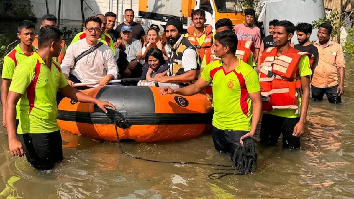 মাকে দেখতে গিয়ে সাইক্লোন মিগজাউমের কবলে আমির খান