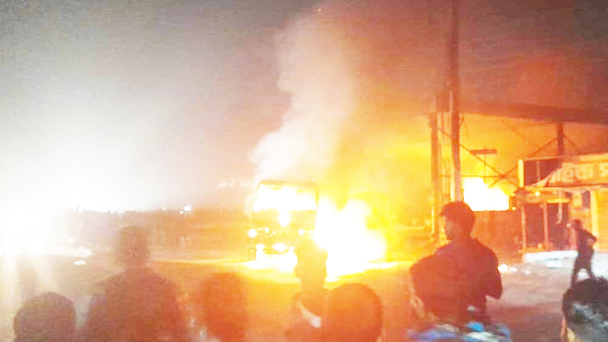 পাবনায় পেট্রোল পাম্পে ভয়াবহ আগুন; এক ঘণ্টা পর নিয়ন্ত্রণে