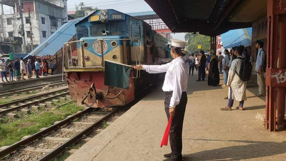 প্রথমবার চট্টগ্রাম থেকে যাত্রী নিয়ে কক্সবাজার গেল ‘বিশেষ ট্রেন’