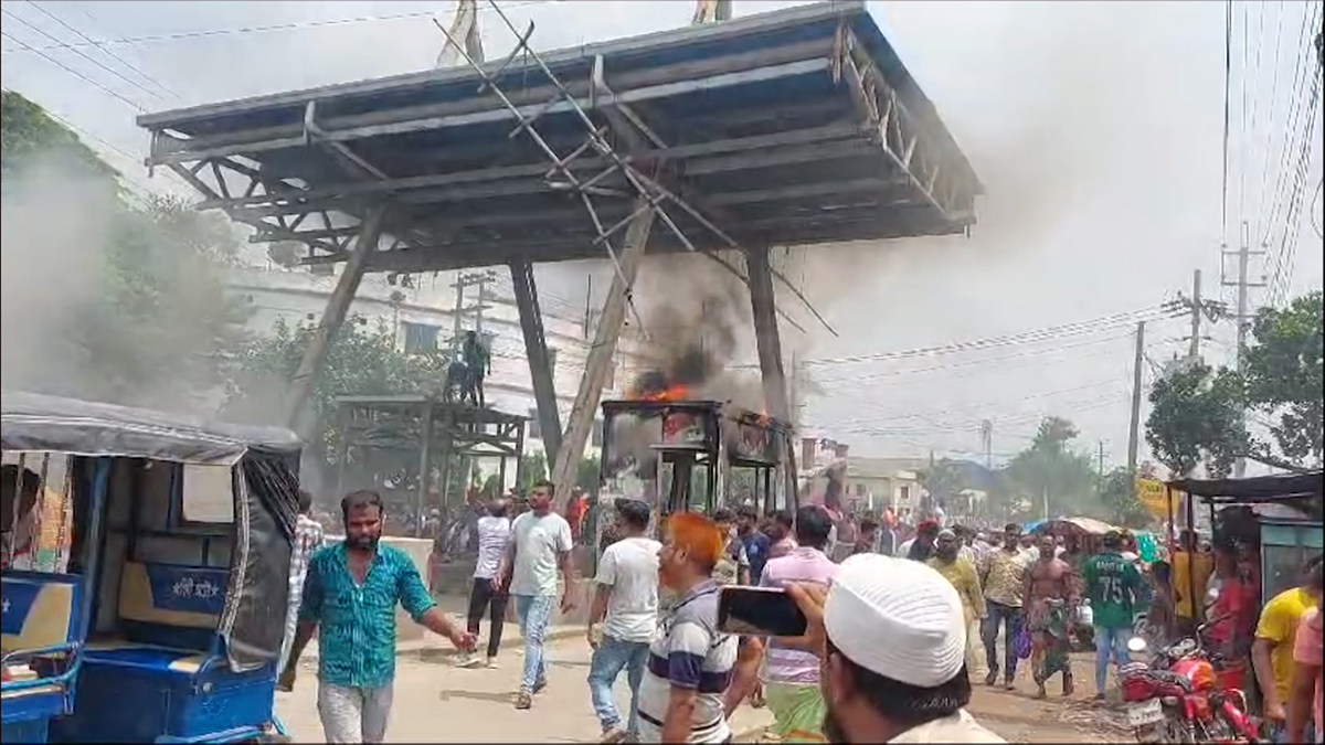 মানিকগঞ্জে টোলপ্লাজায় অগ্নিসংযোগ
