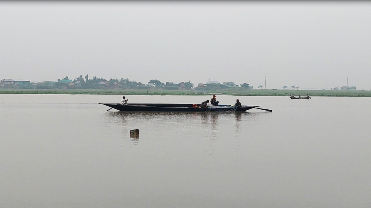 মানিকগঞ্জে যমুনার চরে চরমপন্থীদের উৎপাত, আতঙ্কে বাড়ি ছাড়ছে মানুষ