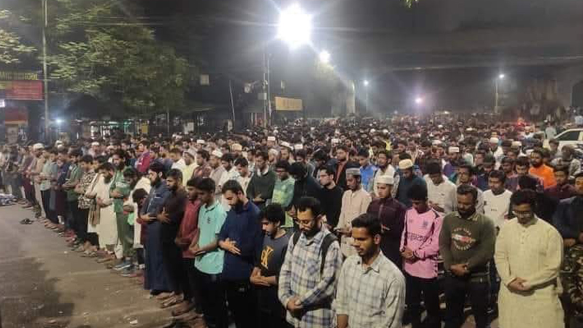 টিএসসিতে আইনজীবী সাইফুল ইসলামের গায়েবানা জানাজা অনুষ্ঠিত