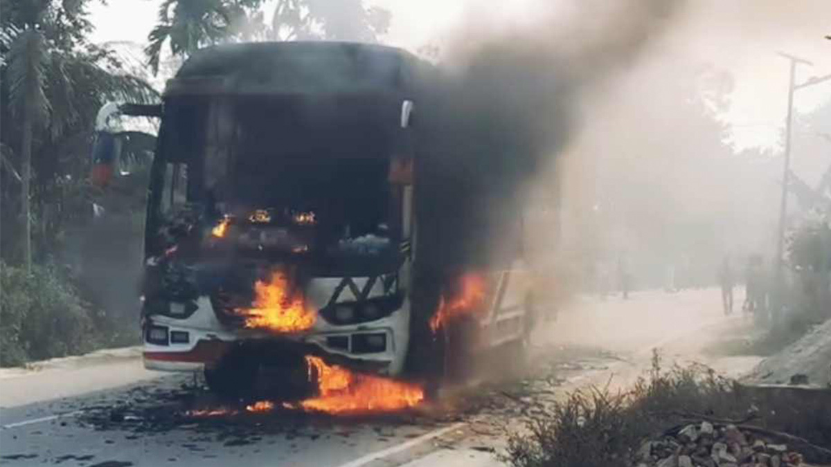 জামালপুরে বাসের ধাক্কায় আটোরিকশা যাত্রী নিহত, বাসে আগুন