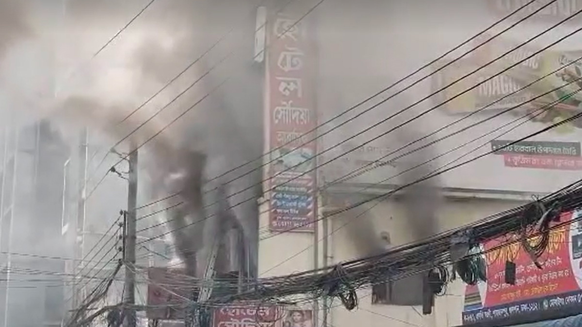 শাহজাদপুরে আবাসিক হোটেলে আগুন, নিহত ৪
