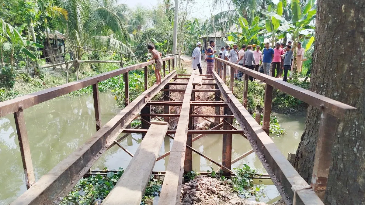 ব্রিজ ভেঙে মালামাল নেয়ায় বিএনপির ৩ নেতাকর্মী বহিষ্কার