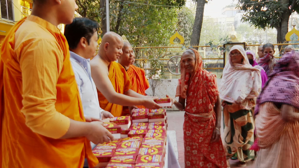 টানা ১৩ বছর ধরে ধর্মরাজিক বৌদ্ধ মহাবিহারে হয় ইফতার বিতরণ