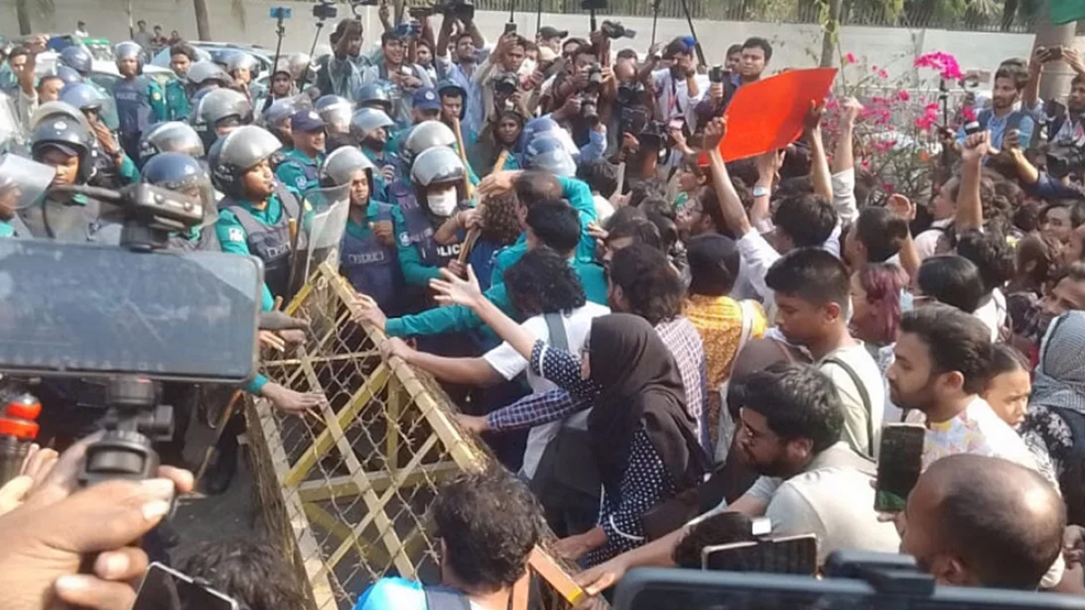 পুলিশের সঙ্গে ধর্ষণবিরোধী বিক্ষোভকারীদের সংঘর্ষের বিষয়ে ডিএমপির বক্তব্য