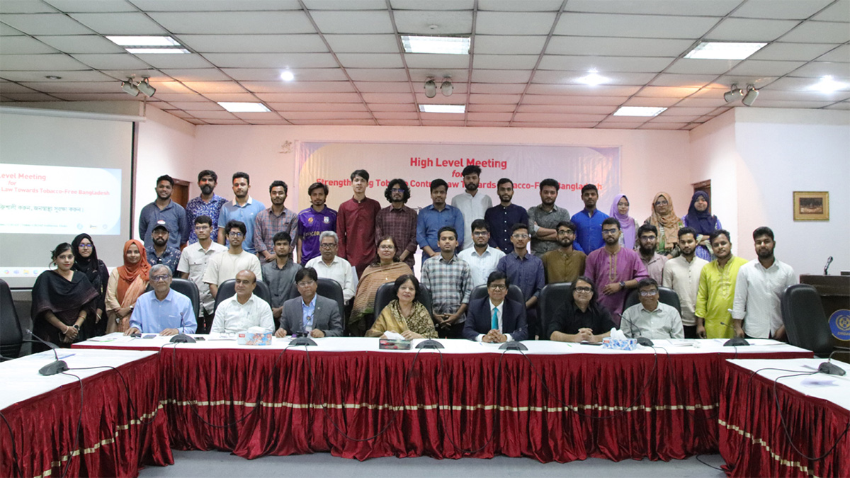 শক্তিশালী তামাক নিয়ন্ত্রণ আইন চান বিশেষজ্ঞরা