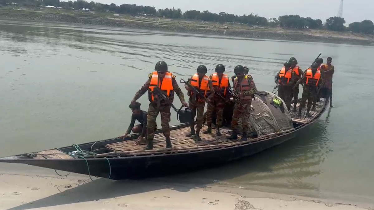 নাটোরে পদ্মা নদীতে সেনাবাহিনীর অভিযান, আটক  ৫