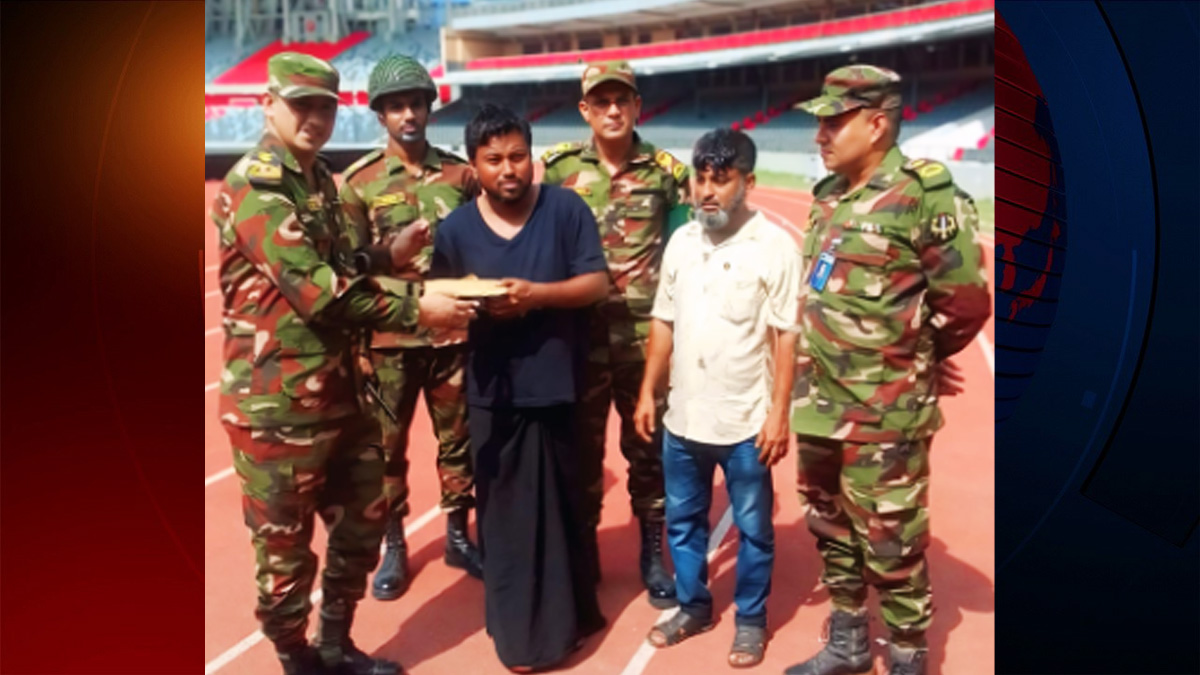 সেনাবাহিনী থেকে লাখ টাকা উপহার পেলেন স্টেডিয়ামে পতাকা বিক্রি করা সেই যুবক