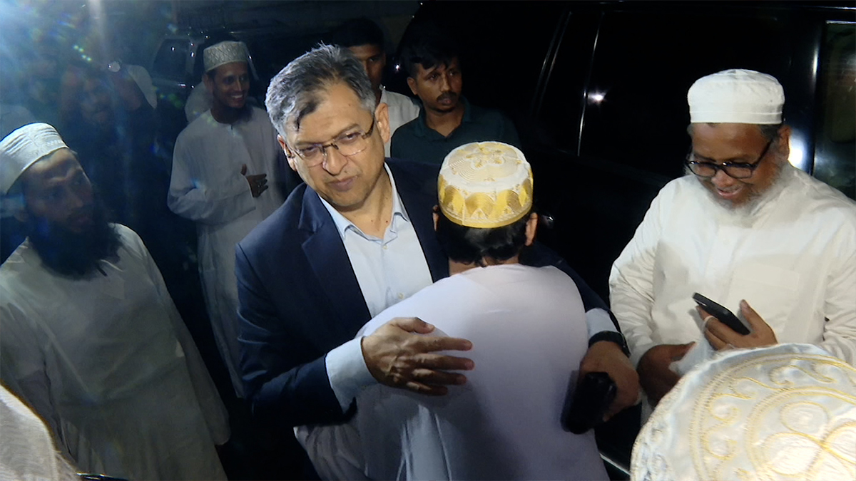 'দোয়া নিতে' ছারছিনা পীরের সাথে সালাহউদ্দিন আহমদের সাক্ষাৎ