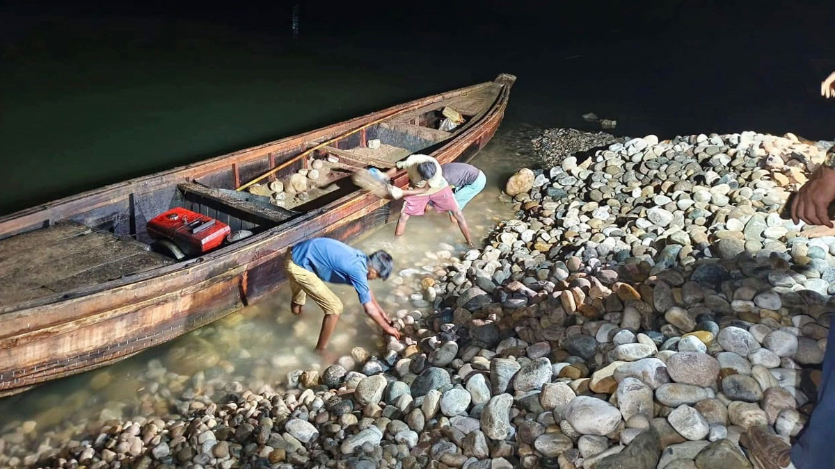 সিলেট থেকে লুট হওয়া আরও আড়াই লাখ ঘনফুট পাথর উদ্ধার