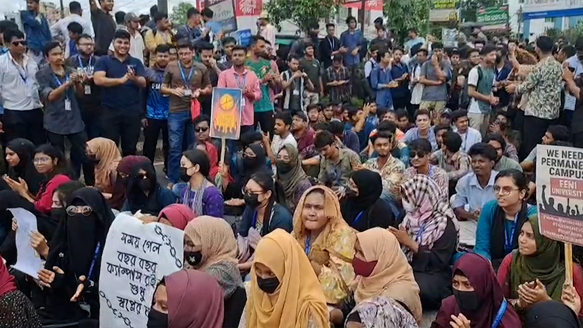 ৬ দাবিতে ফেনী বিশ্ববিদ্যালয়ের শিক্ষার্থীদের ঢাকা-চট্টগ্রাম মহাসড়ক অবরোধ