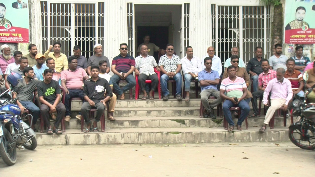 হামলার শঙ্কায় রংপুরে জাতীয় পার্টি কার্যালয়ে নেতাকর্মীদের অবস্থান
