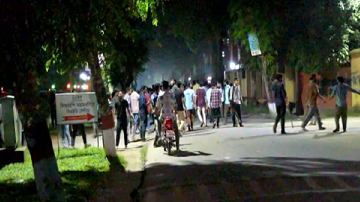বাকৃবিতে শিক্ষার্থীদের ওপর বহিরাগতদের হামলা, প্রতিবাদে ভিসির বাসভবন ঘেরাও