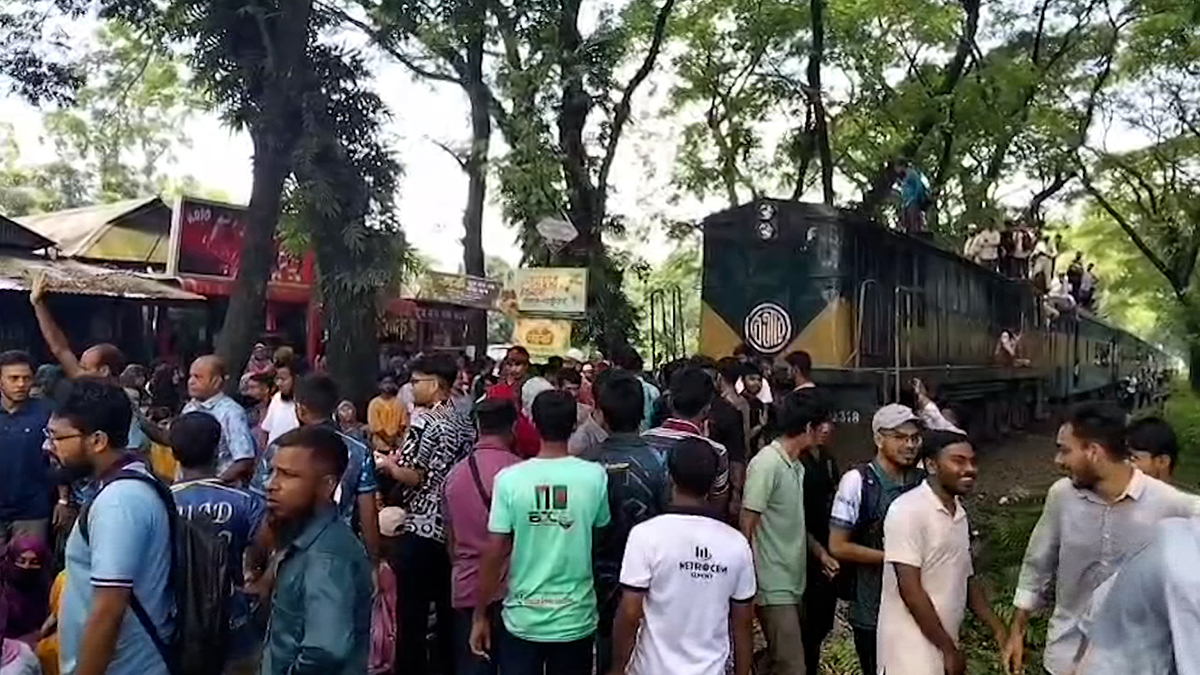 তিন দাবিতে বাকৃবি শিক্ষার্থীদের ঢাকা-ময়মনসিংহ রেলপথ অবরোধ