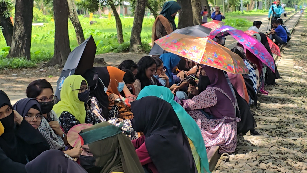 বাকৃবির বিভিন্ন কার্যালয়ে তালা, অনিদিষ্টকালের জন্য রেলপথ বন্ধের ঘোষণা শিক্ষার্থীদের