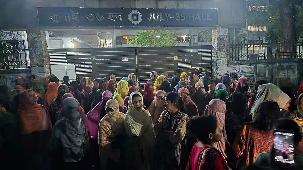 রাবিতে ছাত্রীদের নিয়ে আপত্তিকর মন্তব্য, ছাত্রদল নেতার বহিষ্কারের দাবিতে বিক্ষোভ