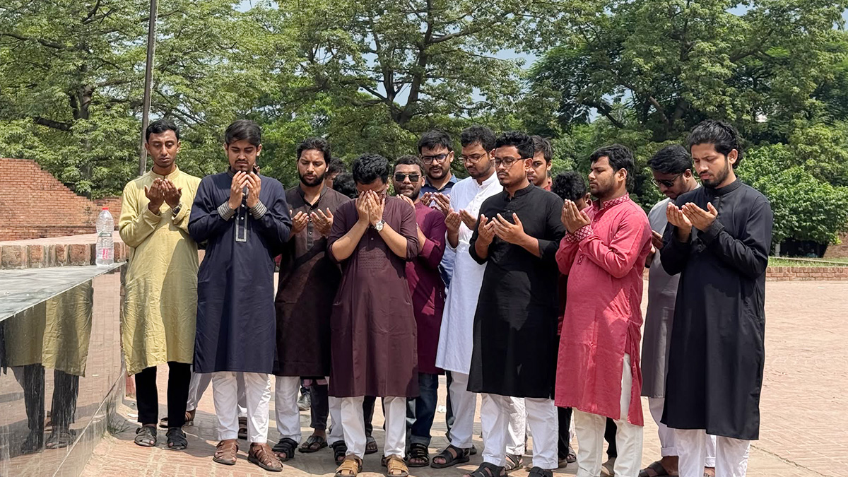 রায়েরবাজারে ৭১'র শহীদদের প্রতি শ্রদ্ধা জ্ঞাপন ডাকসু নেতাদের