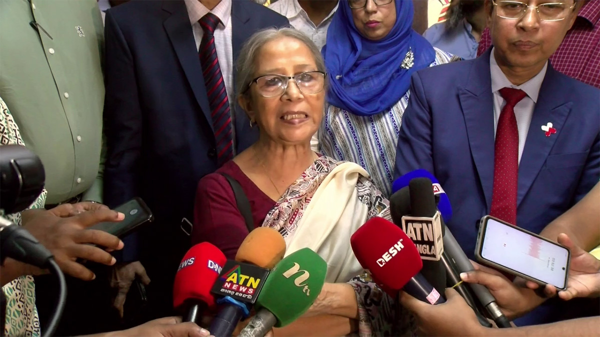 উপদেষ্টা ফরিদার উপস্থিতিতে শেখ মুজিব ও হাসিনার ছবি প্রদর্শন, ক্ষুব্ধ প্রতিক্রিয়া