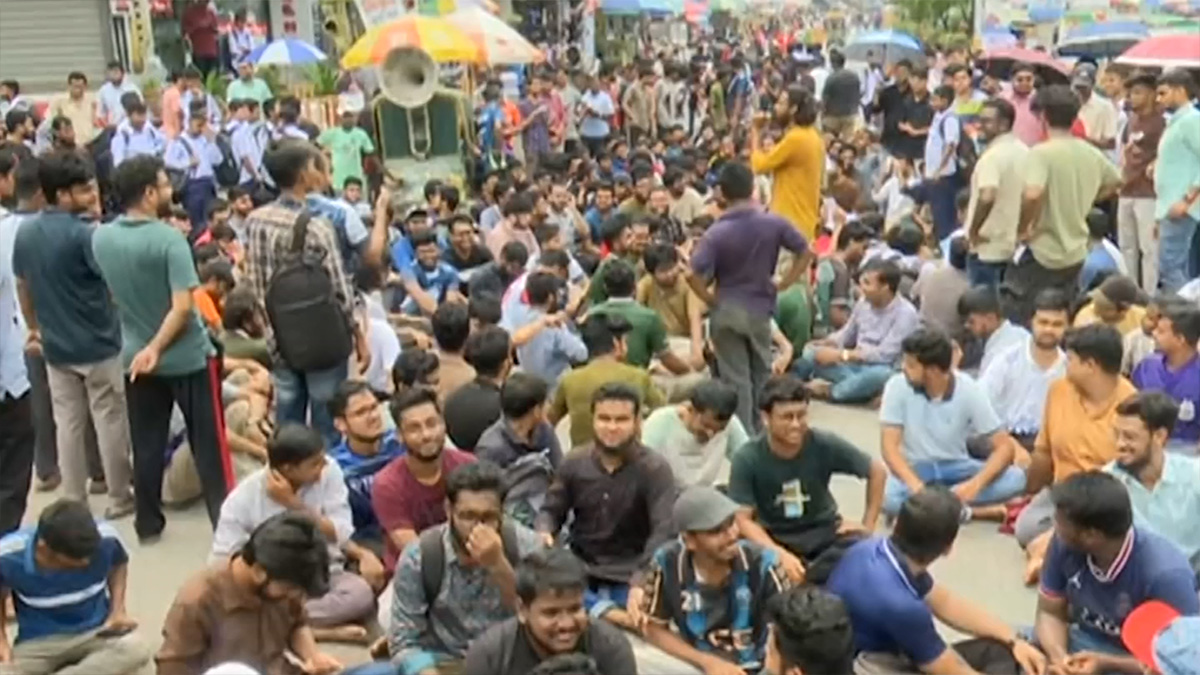 ৩ দফা দাবিতে রুয়েট শিক্ষার্থীদের বিক্ষোভ