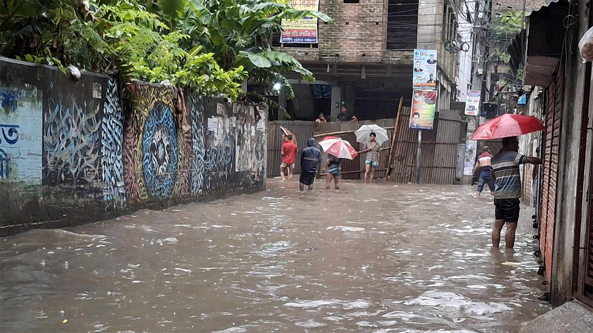 রাতভর বৃষ্টিতে নাকাল রাজধানীবাসী, জলাবদ্ধতা-ভোগান্তি