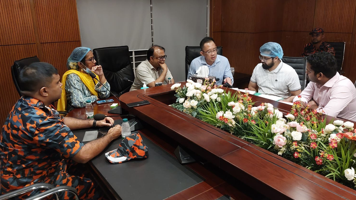 আহত ফায়ার ফাইটারদের চিকিৎসায় ঢাকায় এসে পৌঁছেছেন সিঙ্গাপুরের চিকিৎসক