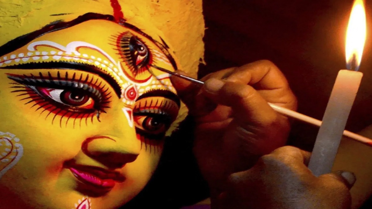 আজ মহাষষ্ঠী, চলছে দেবী দুর্গাকে বরণের প্রস্তুতি