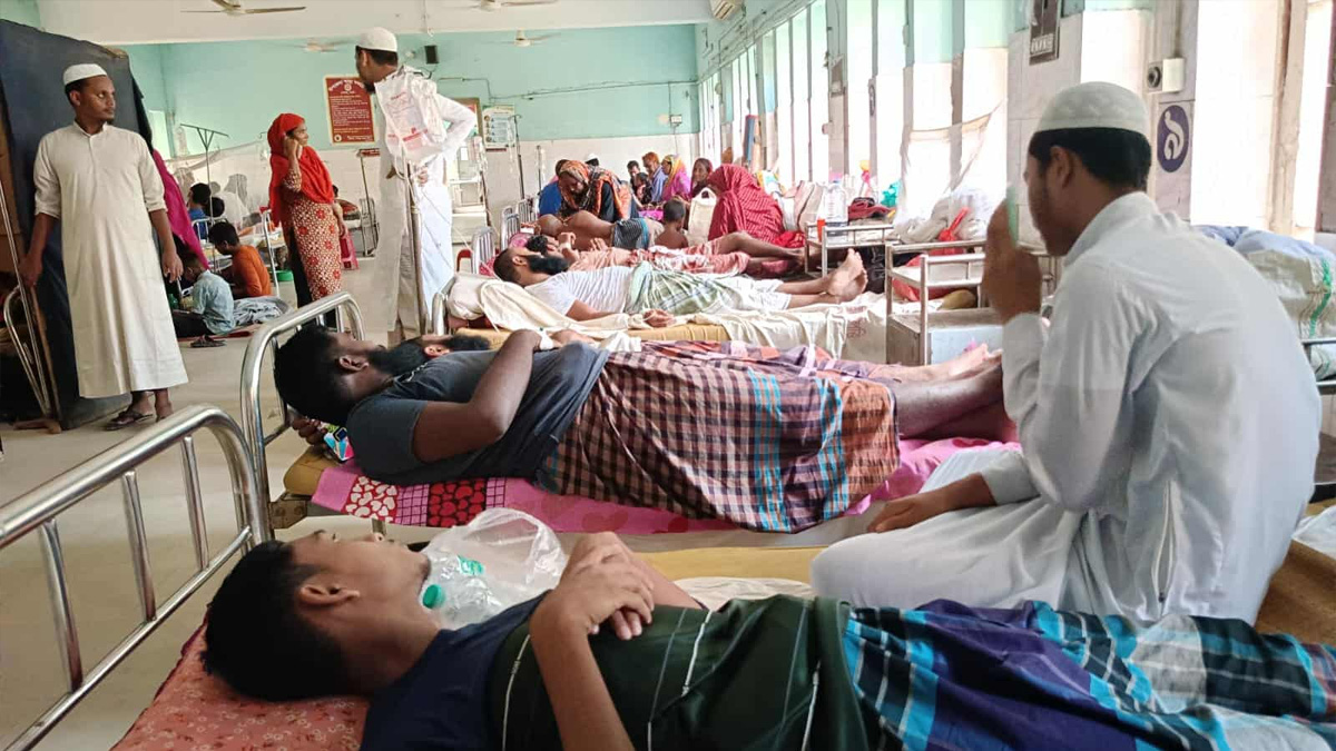 নওগাঁয় হোস্টেলের খাবার খেয়ে অর্ধশতাধিক মাদরাসা শিক্ষার্থী হাসপাতালে