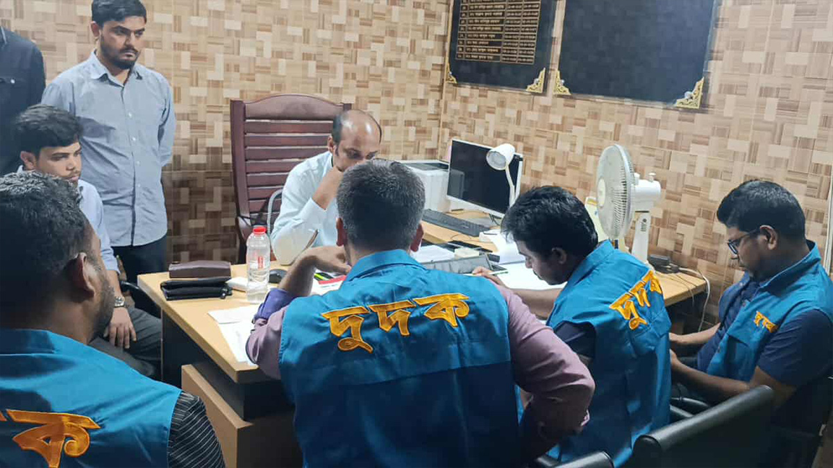 সাতক্ষীরায় হাসপাতালে দুদকের অভিযান, ৭ দালাল আটক