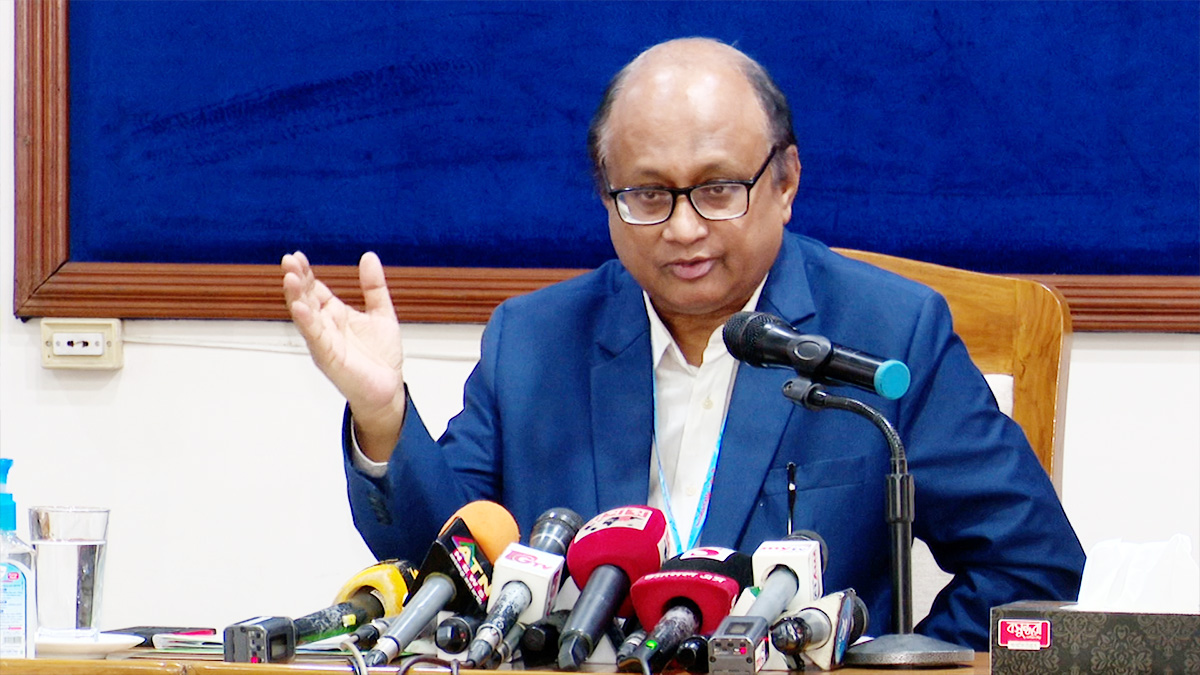 শেখ হাসিনাকে ফেরাতে রেড নোটিশ জারির পদক্ষেপ নেয়া হয়েছে: দুদক চেয়ারম্যান