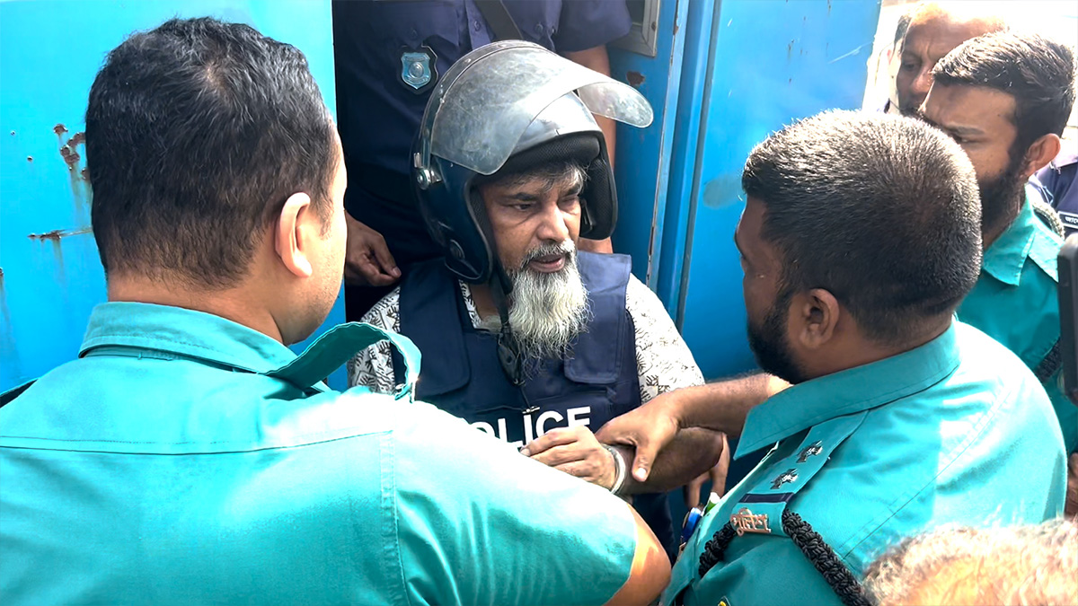 হ্যান্ডকাফ পরানোয় পুলিশকে ধমক দিলেন সুব্রত বাইন