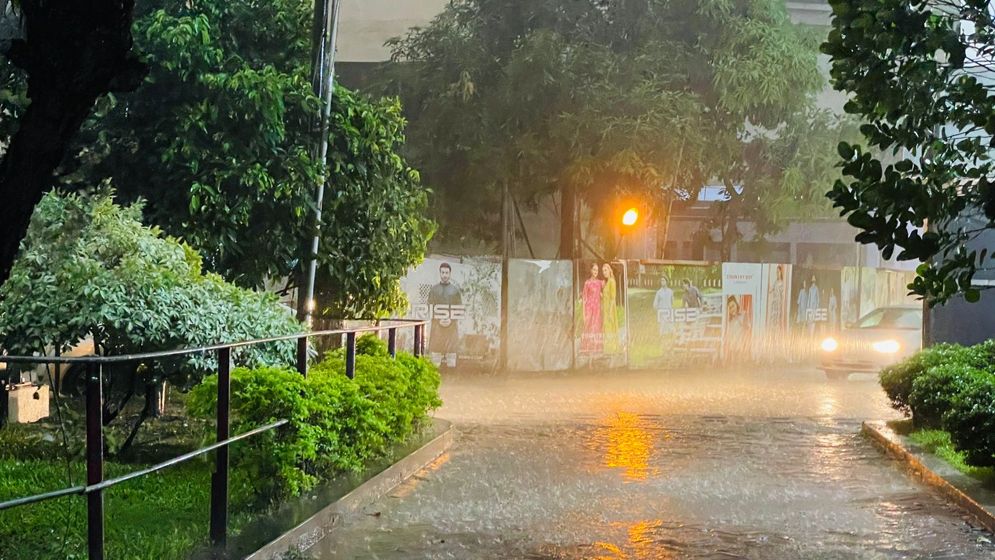 অন্ধকারাচ্ছন্ন ঢাকার আকাশ, দমকা হাওয়ার সঙ্গে মুষলধারে বৃষ্টি
