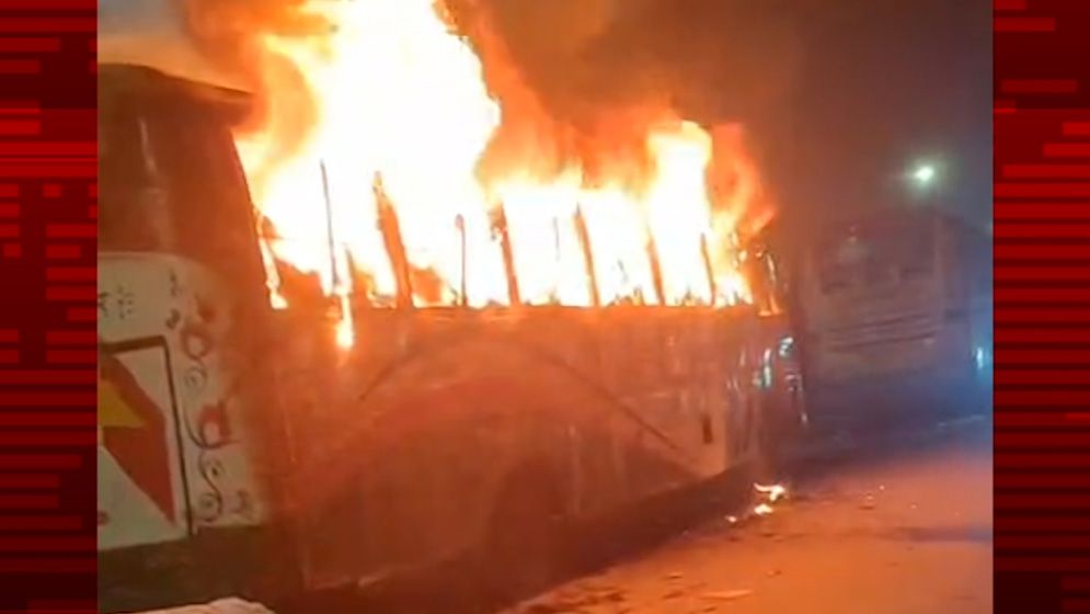 মধ্যরাতে রাজধানীতে বাসে আগুন