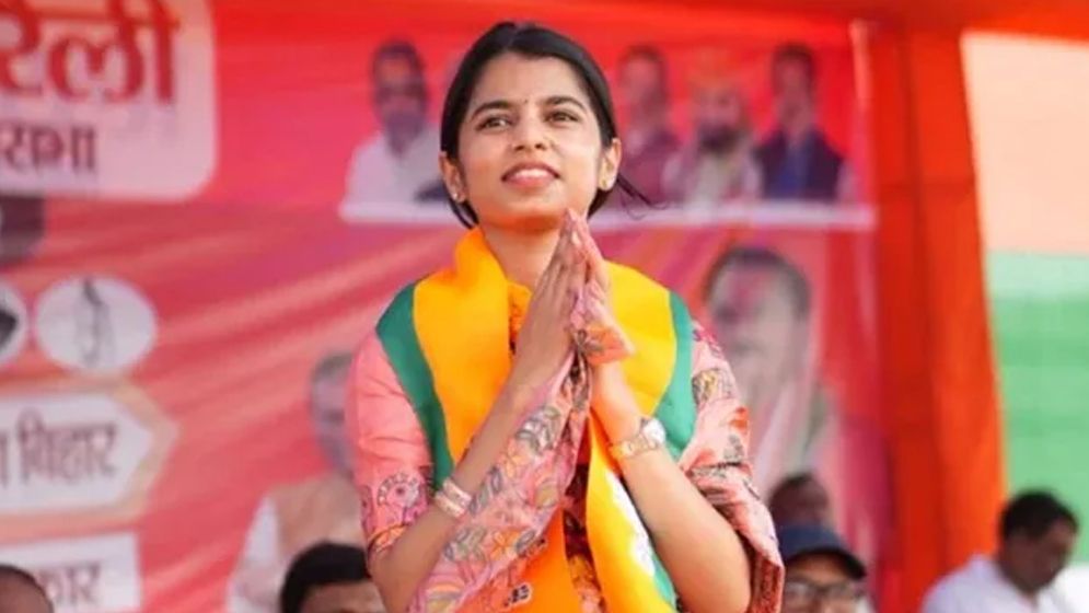 বিহারের সবচেয়ে কম বয়সী বিধায়ক গায়িকা মৈথিলী ঠাকুর