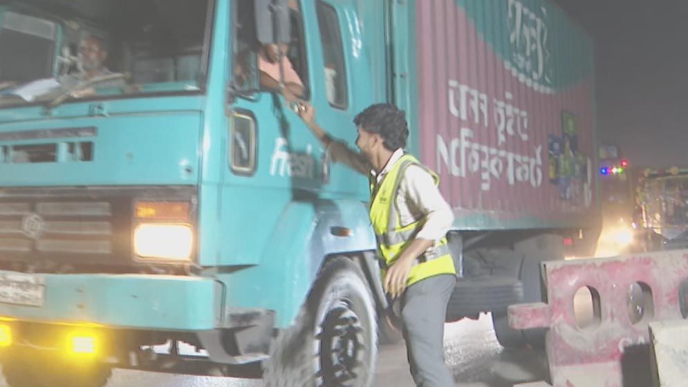 পথে পথে চাঁদা, সবজির দামে আগুনের রহস্য