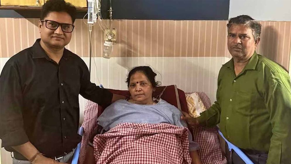 ভারতে গর্তযুক্ত রাস্তায় অ্যাম্বুলেন্সের ঝাঁকুনি, জেগে উঠলেন ‘ব্রেন ডেড’ নারী